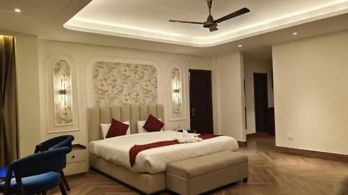 Suite with Mountain View
