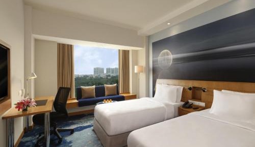 Executive Premier Floor 2 Single Beds with 1 way airport transfer and Cocktail Hours and Lounge Access