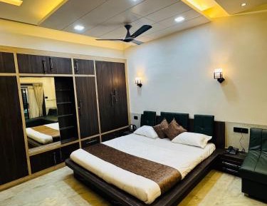 King Studio with Sofa Bed