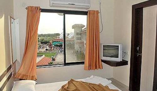 Deluxe Double Room Free Pick up & Drop to Shirdi railway Station 