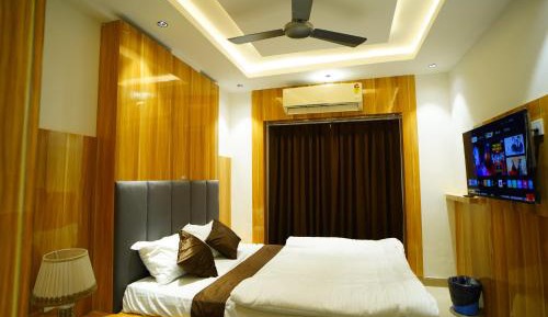 Deluxe Double Room (2 Adults + 1 Child)