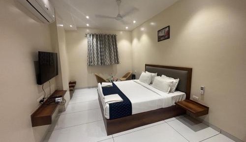Deluxe King Room