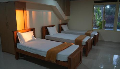 10-Bed Mixed Dormitory Room