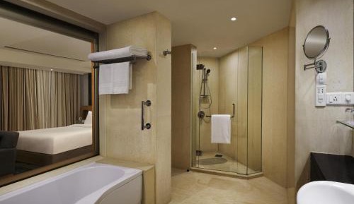 Junior Suite with 1 Queen Bed with 2 way airport transfers and Cocktail Hours and Lounge Access