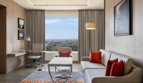 Executive Queen Suite - Club Level