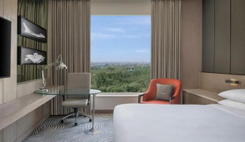 Executive Club Queen Room with City View