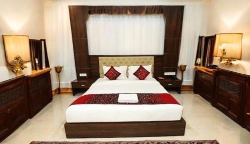 Deluxe Room (2 Adults + 1 Child)