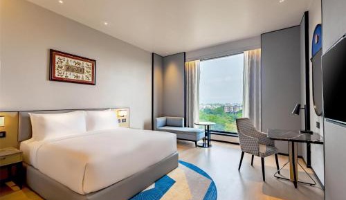 Superior Room with Club Access - 10% discount on F&B (Soft Bev) ; 10% disc on Spa ; Happy Hours (1+1 on selected drinks) at "Palaash The Lounge Bar" 5PM-8PM ; Two 30 ml drinks + chef's choice snacks at "Palaash" 7PM-11PM ; Welcome Drink on arrival