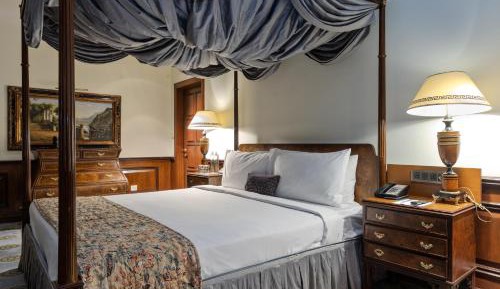Presidential Suite With Club Lounge Access & 2 Way Airport Transfer