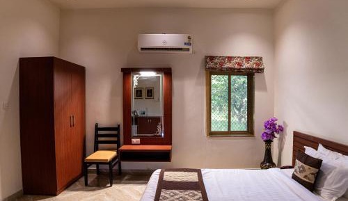 Deluxe Room: Free welcome drink,  Free parking/ Free valet parking, Free room upgrade (subject to availability), Early check-in (subject to availability), Late check-out (subject to availability), 20% off food and beverage