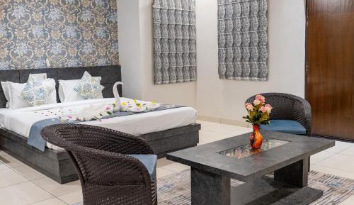 King Room with Garden View: Free welcome drink,  Free parking/ Free valet parking, Free room upgrade (subject to availability), Early check-in (subject to availability), Late check-out (subject to availability), 20% off food and beverage