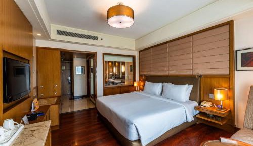 Business Double Room - 15% Discount on Food & Soft Beverage,  Hotel Credit of INR 1000 on Food and Soft Beverages in Restaurants only, , -Buy 1 get 1 free on IMFL drinks from 18:00 to 20:00 Hrs in Ethyl Bar.