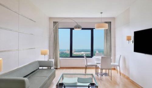 Executive Suite - 2 way Airport Transfer, Access to club lounge including Hi-Tea from 3-5 pm, Happy Hours from 6-8 pm
