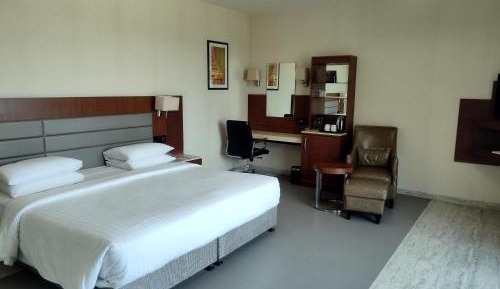 Deluxe Room King Bed City View - Happy hours with 1+1 on select outlets from 12PM to 5PM