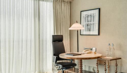 Tower King Room with City View - Club Level