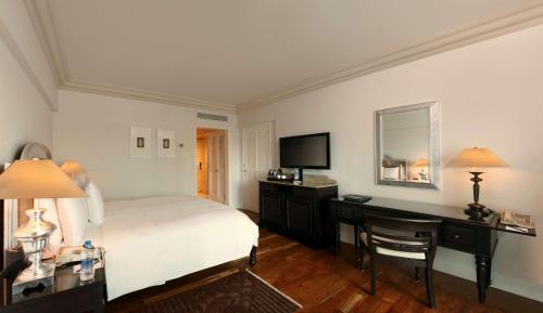 King Room with Happy Hours 1+1 offer at Lounge Bar , 30% off on Food & Beverages and 20% discount on Spa