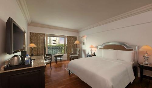 Deluxe King Guestroom with Happy Hours 1+1 offer at Lounge Bar , 30% off on Food & Beverages and 20% discount on Spa