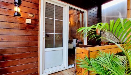 Deluxe Swiss Cottage