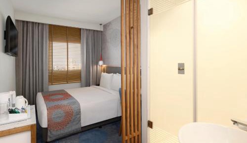Standard Queen Room - Top Floor