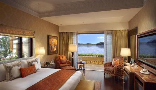 Luxury Suite: Complimentary two way airport transfers