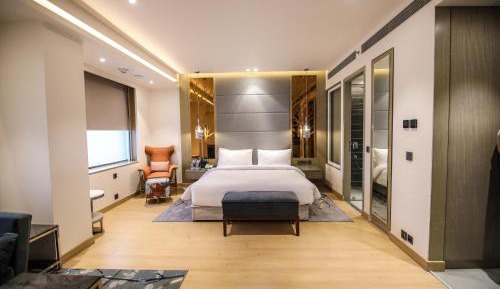 Executive Suite - Unlimited pour during happy hours between 6 to 8 pm in room, fruit bowl, 2 varieties of home-made cookies, assorted dry nuts, 6 pcs laundry complimentary per suite per day, 24 hrs butler service