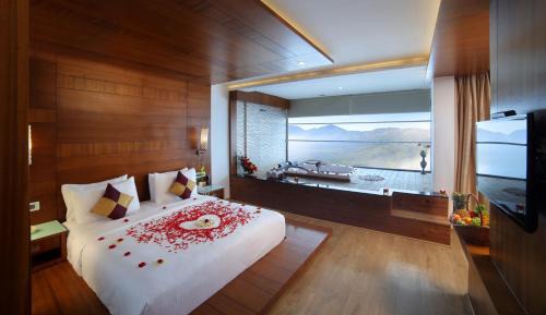 Madhura - Honeymoon Jacuzzi Suite AC with Evening Hi-Tea Complimentary