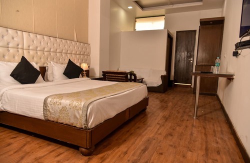 Indirapuram Hotel | Hotel Park well