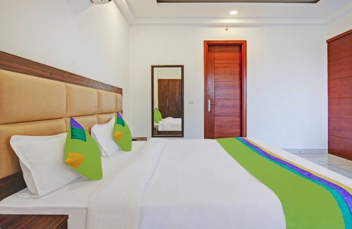 Noida Hotel | Treebo Aviraj Inn