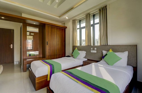 Kozhikode Hotel | Itsy By Treebo - Rotano Glitz Inn