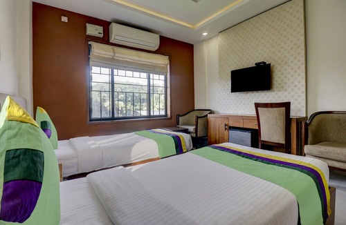 Kozhikode Hotel | Itsy By Treebo - Rotano Glitz Inn