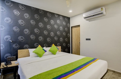 Udhna Hotel | Treebo Grand Lotus