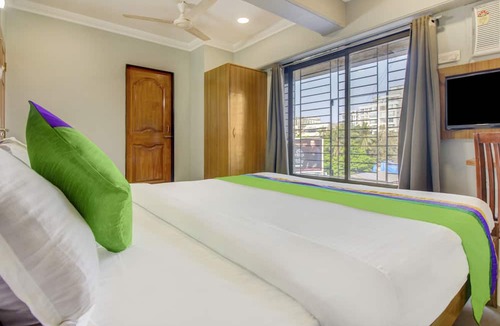 Santacruz West Hotel | Itsy Hotels Cruz Royale Santacruz West