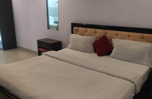Jubilee Hills Hotel | iROOMZ Hotel Diamond Park