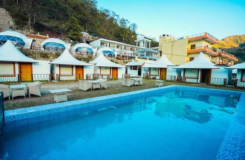 Geeta Nagar Hotel | Night in Paradise