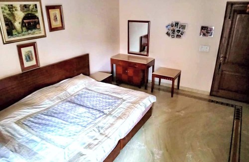 Greater Kailash Apartment | 2 Bed Apartment Sleeps 4 With Parking New Delhi