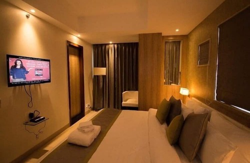 Lake Town Hotel | The Maureen