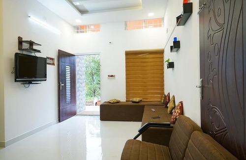 Moolakadai House | Colorful Artifacts and Modern Decor Hut Stay