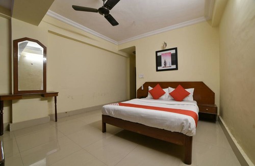 Lakdi Ka Pul Hotel | OYO 16018 Rainbow Saphire