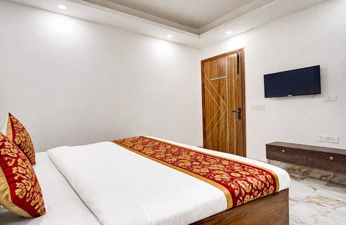 Sainik Farm Hotel | Mauryan Elite Hotel Ignou Road