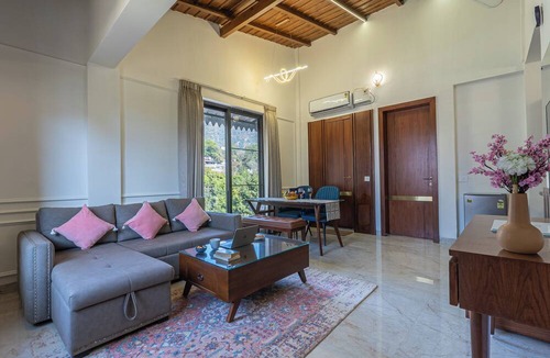 Naukuchiyatal Hotel | ALAYA STAYS Lakefront Suite Naukuchiatal