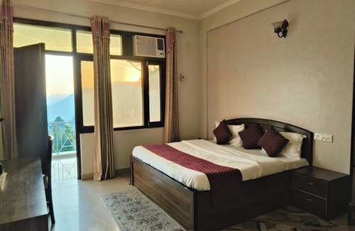 Bhimtal Hotel | The Pine Oak Resort