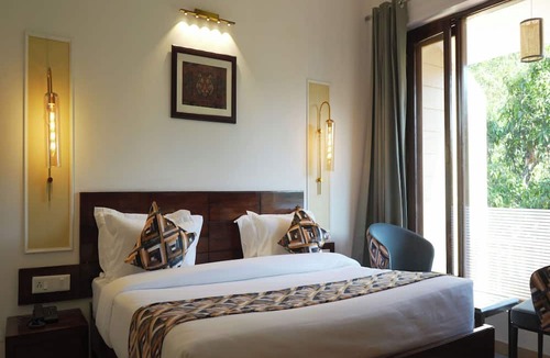 Garjia Hotel | The Whispering Oaks Corbett