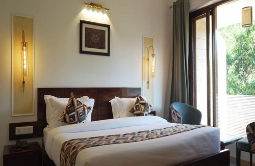 Garjia Hotel | The Whispering Oaks Corbett