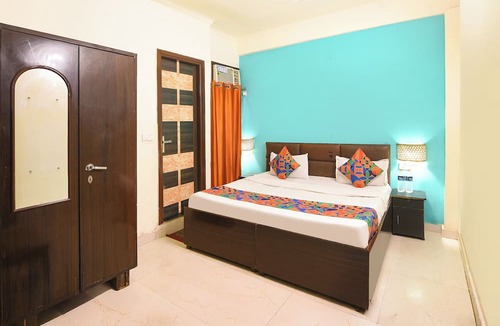 Sainik Farm Hotel | Via KD6 Plaza Residency