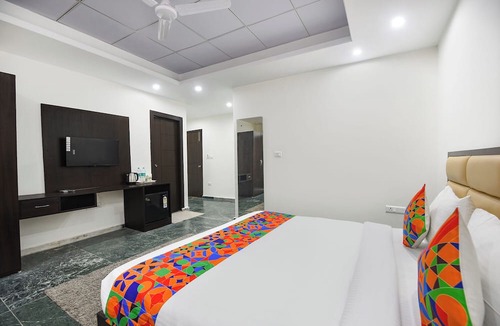 IMT Manesar Hotel | Fabhotel Sai Village