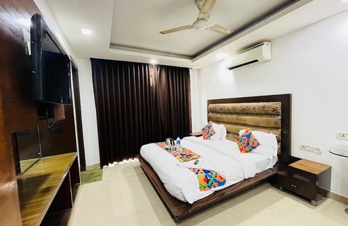 Kalkaji Hotel | Roomshala Hotel Lee Grand