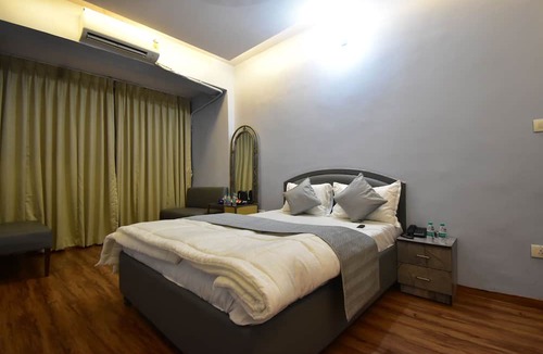 Khar Hotel | Hotel Evergreen