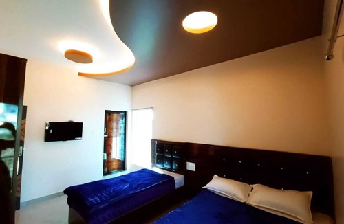 West Mere Hotel | Rose garden enclave for families