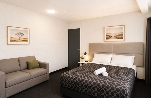 Casula Hotel | Jolly Knight Motel