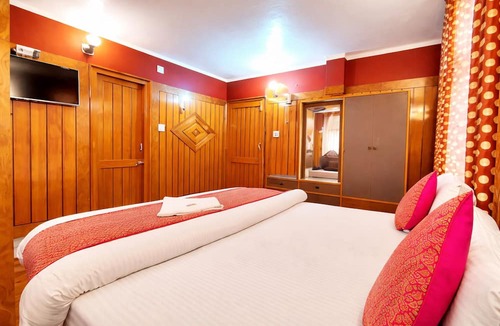 Mallital Hotel | Hotel Deluxe Ankur Lake View Mall Road Nainital Near Naina Devi Temple